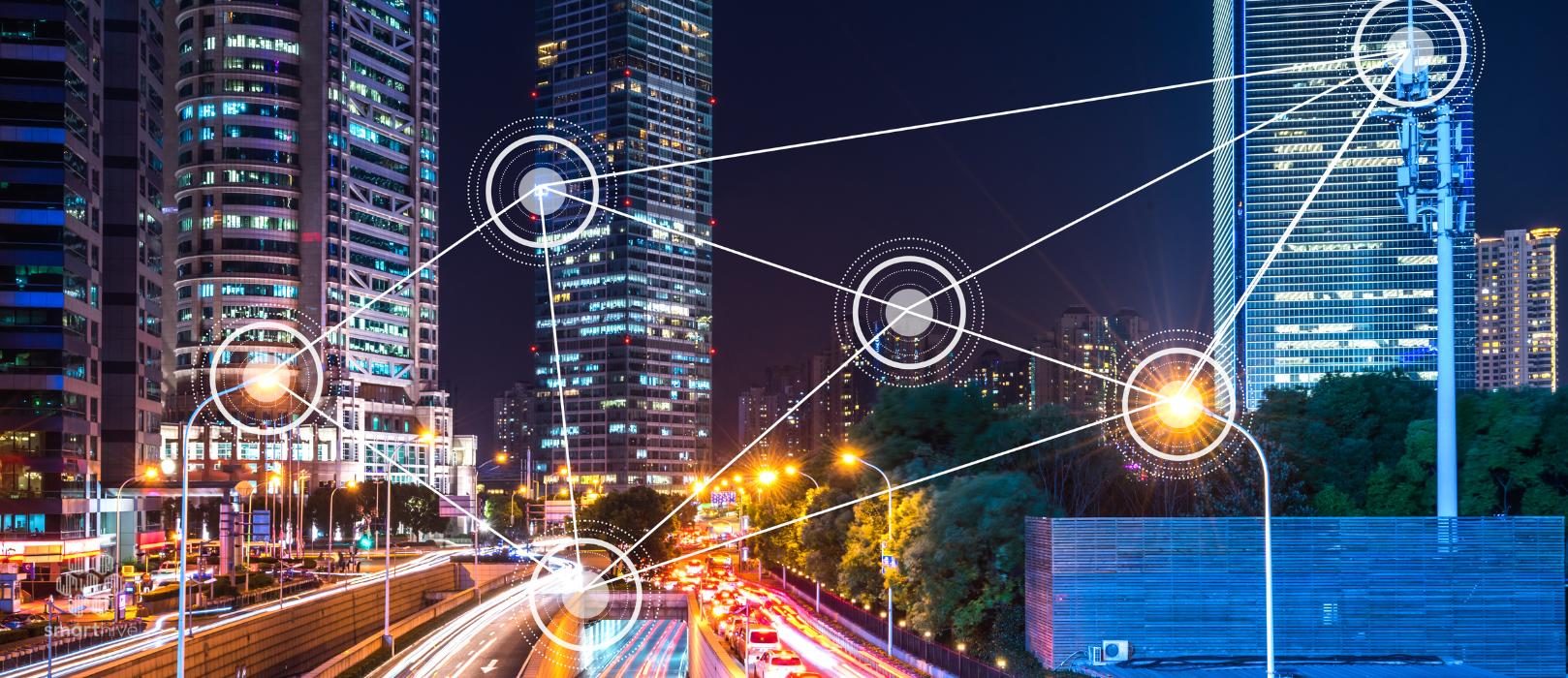 Smart Cities e IoT: Como os Sensores Estão a Redefinir a Gestão Urbana Distribuídos pelo território, estes dispositivos recolhem dados em tempo real sobre o funcionamento da cidade — tráfego, iluminação pública, consumos, condições ambientais, ocupação de espaços, entre muitos outros indicadores. No entanto, sensores isolados não criam uma Smart City. O verdadeiro valor surge quando estes dados são integrados, correlacionados e transformados em decisões operacionais.