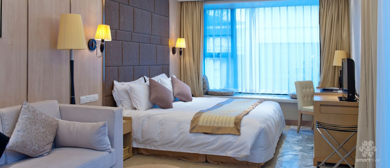Sensores IoT da solução SmartHive da W4M instalados num quarto de hotel inteligente, mostrando a monitorização de presença e a redução do consumo de climatização HVAC.